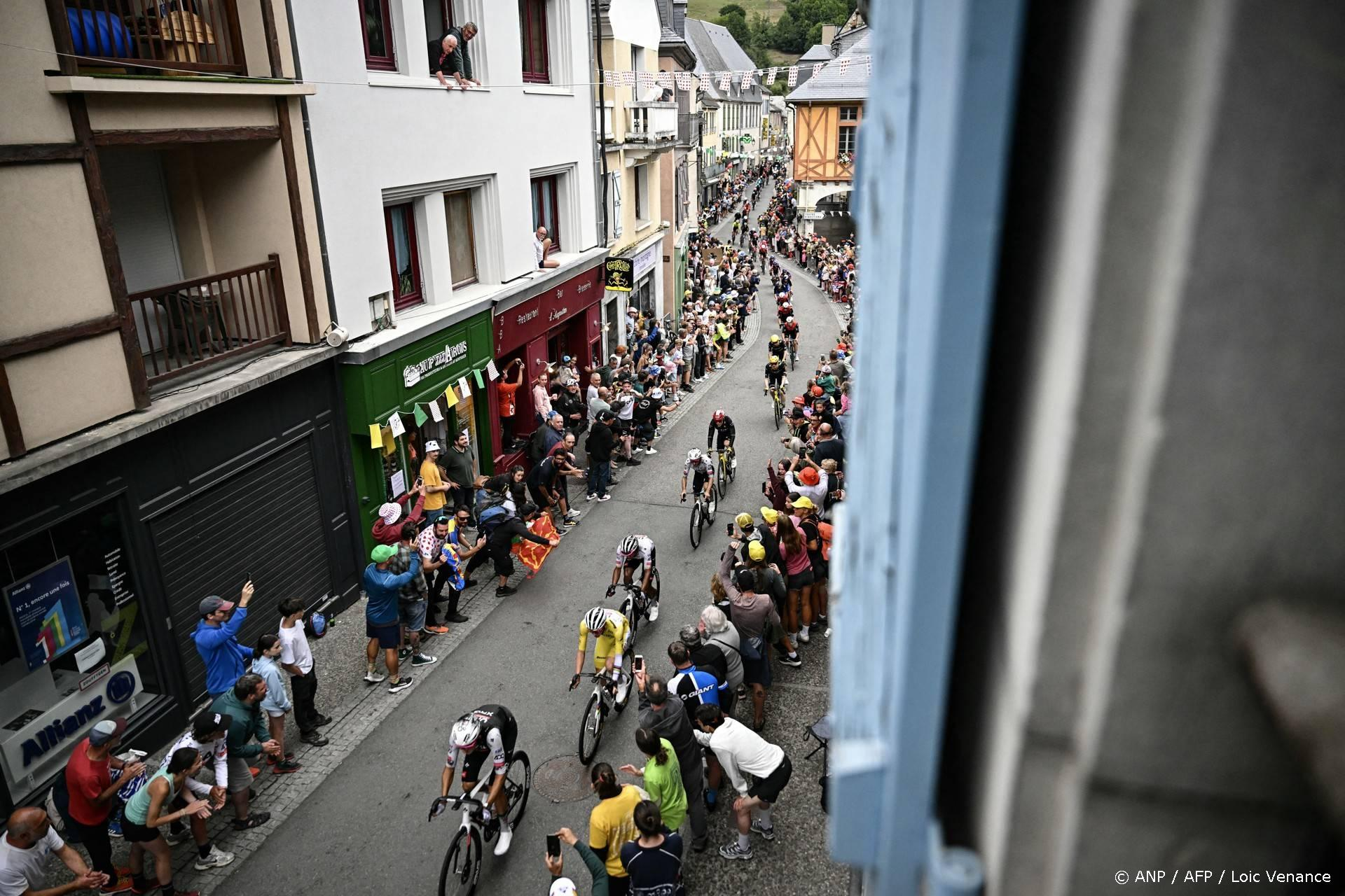 Ineos auto raakt toeschouwer bij Col de Peyresourde