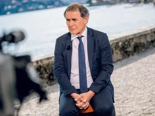 Nouriel Roubini - amerykański ekonomista, światową sławę zyskał, przewidując załamanie na rynku nieruchomości w USA i globalną recesję. Gdy po raz pierwszy wspomniał o tym we wrześniu 2006 r. podczas debaty w siedzibie Międzynarodowego Funduszu Walutowego, został wyśmiany. Kryzys wybuchł w 2008 r. Wykłada w Stern School of Business przy Uniwersytecie Nowojorskim. Ma firmę konsultingową Roubini Global Economics.