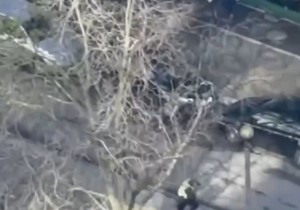 Policajci beže od napadača u Kijevu, snimak