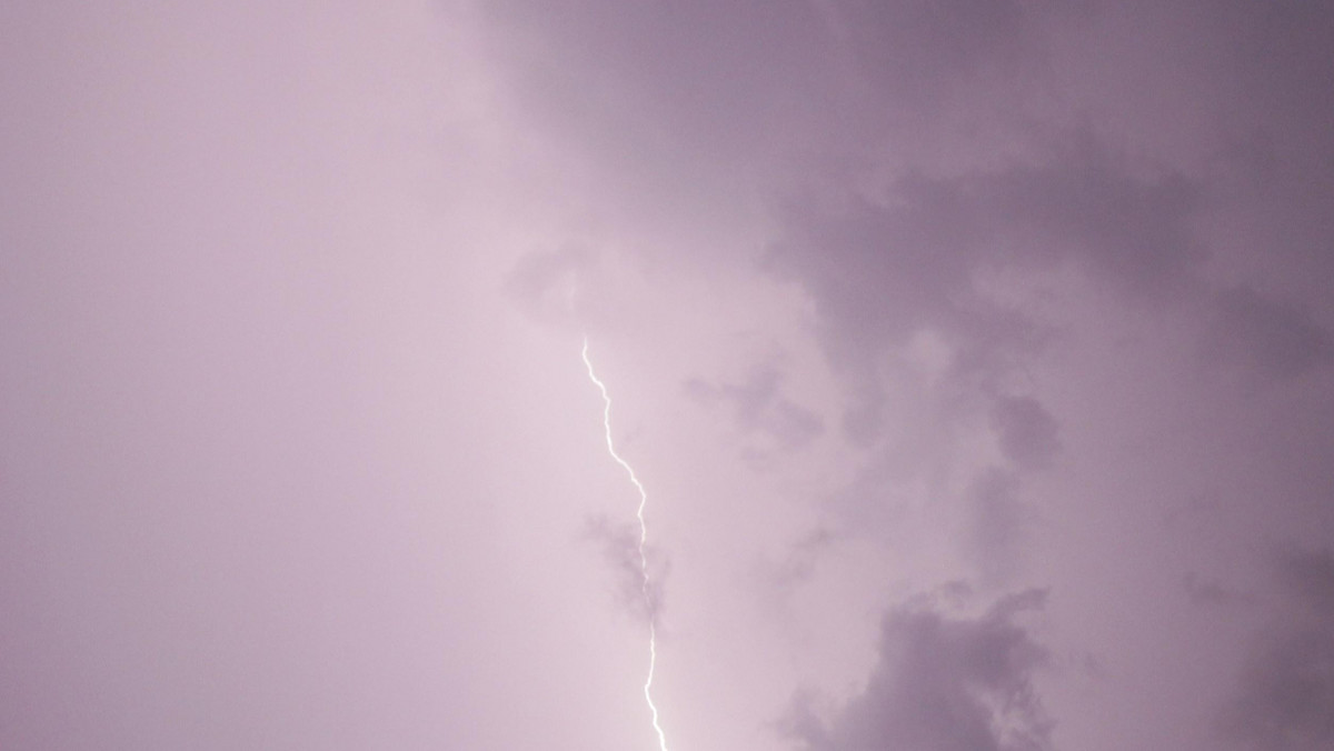 Jak informują meteorolodzy pogoda w najbliższy weekend znów może dać się Polakom we znaki. Co prawda groźne burze z gradowe nawiedzą województwa na wschodzie i w centrum naszego kraju jeszcze na początku weekendu, ale potem pogoda ma się poprawić.