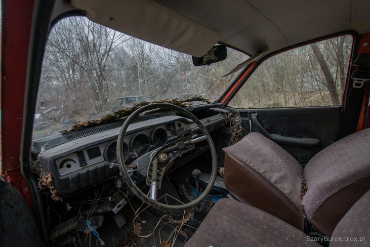 Cmentarzysko samochodów pod Warszawą