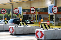 Bramki na autostradach miały zniknąć, a się rozmnożą