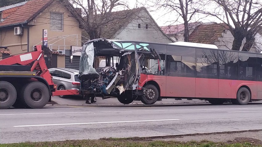 Zemun nesreća, sudar dva autobusa i auta, poginuo vozač GSP