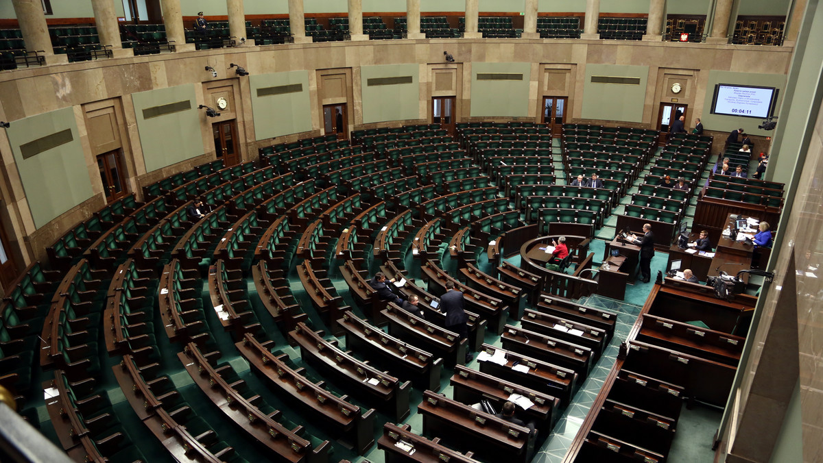 Finansowanie partii z budżetu państwa w sytuacji pogłębiającego się ubóstwa Polaków jest nie do usprawiedliwienia - powiedział poseł Solidarnej Polski Edward Siarka, przedstawiając dzisiaj w Sejmie projekt SP zawieszający finansowanie partii do końca 2015 r.