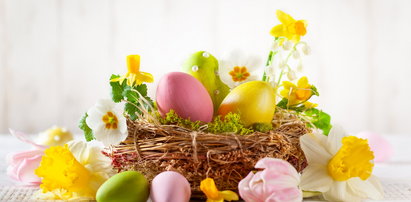 Dekoracje na Wielkanoc. Wiosenne kwiaty, bazie i naturalnie barwione pisanki  stworzą nastrój