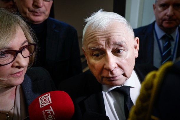 Prezes PiS Jarosław Kaczyński odpowiada w Sejmie na pytania dziennikarzy