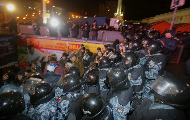 W Kijowie dwóch Polaków zostało pobitych przez milicję w czasie ataku na pokojową demonstrację. Liczba rannych sięga kilkudziesięciu, a zatrzymano co najmniej 33 osoby. Około dwóch tysięcy milicjantów rzuciło się nad ranem na dwukrotnie mniejszą grupę protestujących. Funkcjonariusze oddziałów specjalnych Berkut kopali i bili pałkami, nawet tych, którzy leżeli już na ziemi.