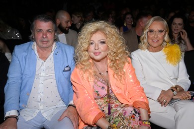 Magda Gessler pozuje okryta tylko gazetą na okładce pisma. Internauci: Po co ten Photoshop?