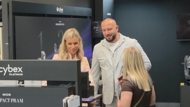 Dado i Ivona Polumenta biraju stvari za bebu