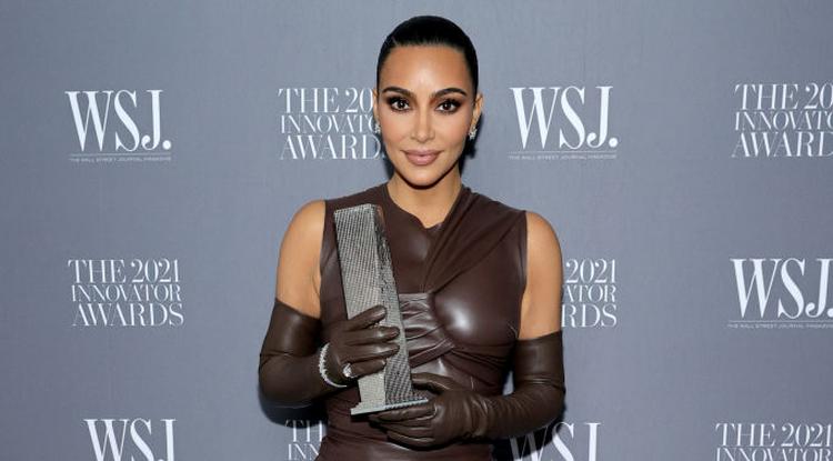 Kim Kardashian itt már egy saját maga választotta szettet visel