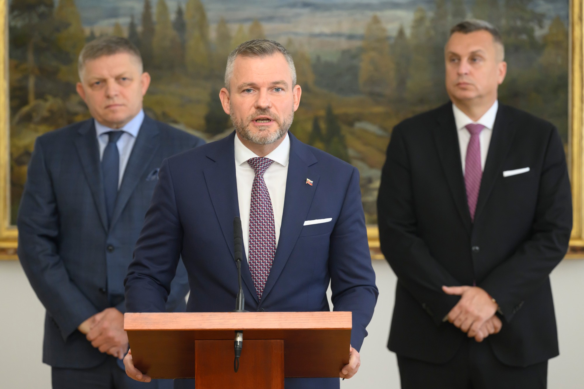Predseda HLAS-SD Peter Pellegrini, predseda SMER-SD Robert Fico a predseda SNS Andrej Danko podpísali v stredu memorandum o porozumení.
