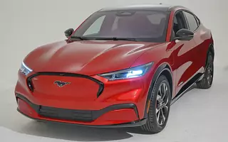 Ford Mustang Mach-E - czy elektryczny SUV powinien być Mustangiem?