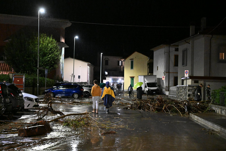 Dramatyczne skutki sztormu Ciaran w Santa Lucia, Prato, Toskania, Włochy,