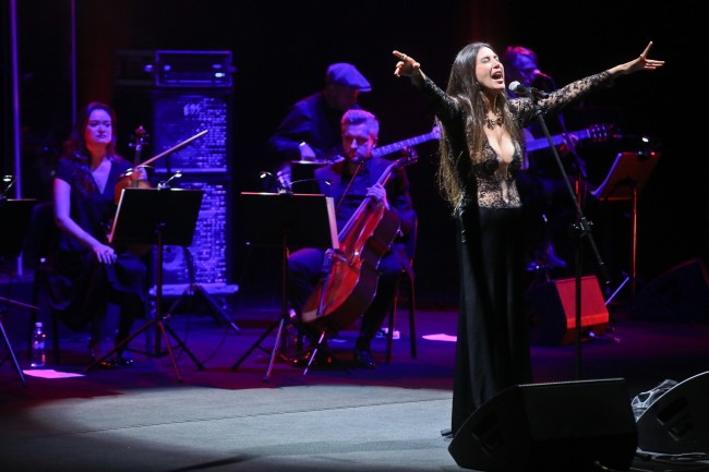 Ive Mendes podczas koncertu w Warszawie; Teatr Wielki - 20 listopada 2016