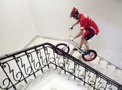 Polak "wskoczył" rowerem na najwyższy budynek Chin