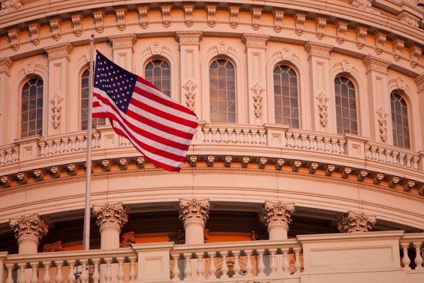 Rozwój gospodarczy USA jest zagrożony, a kondycja rynku nieruchomości jest zła. To dlatego Rezerwa Federalna nie podniesie stóp procentowych ani nie zaostrzy swojej polityki monetarnej do 2012 - ocenia dr Vincent Reinhardt z American Enterprise Institute, były dyrektor Departamentu ds. Polityki Monetarnej Fed.