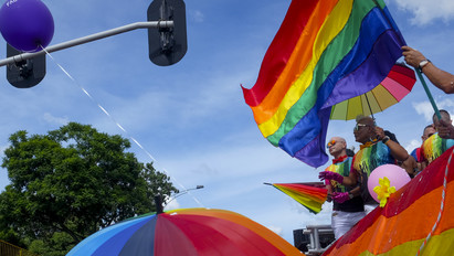 Nyilvánosan, a Pride-on kérte meg párja kezét egy rendőr - Gyűlöletcunamit zúdítottak rá a kommentelők