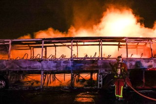 Bilans nocnych zamieszek we Francji: 79 rannych policjantów, 1350 podpalonych aut