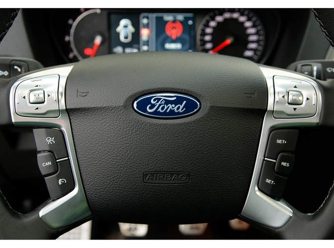 Jeżdżąc fordem mondeo mieliśmy dziwne wrażenie, że ujawnia się u nas rozdwojenie jaźni, a wszystko za sprawą mieszanych uczuć jakie wywoływał. Rozpływanie się nad jego zaletami w trasie przeplatało się z rozdrażnieniem jego nieporęcznością w zatłoczonym mieście