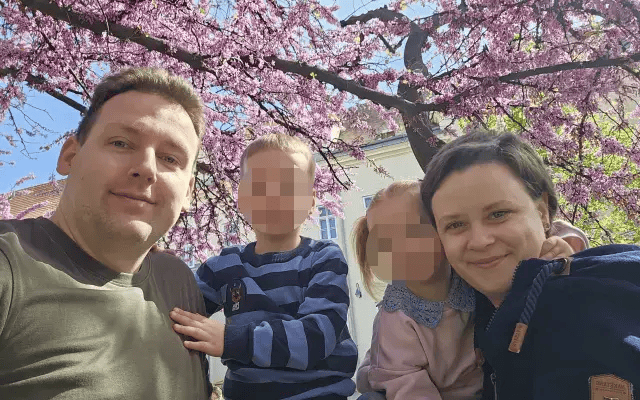 Sestra športového redaktora televízie JOJ Paliho Katrinca Megi s manželom Šimonom a deťmi Benim a Ameliou. 