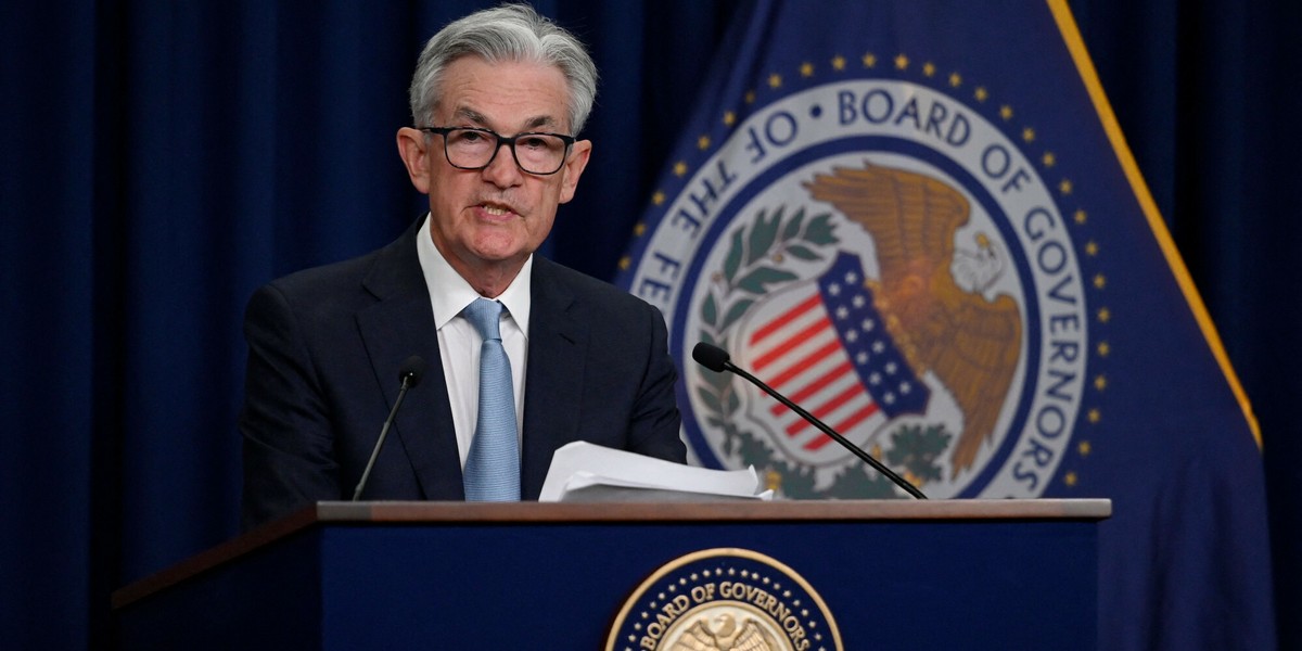 Jerome Powell, prezes Fed, w ostatnich tygodniach był mocno jastrzębi. Sugerował rynkowi, że priorytetem jest sprowadzenie inflacji do celu nawet kosztem pogorszenia sytuacji na rynku pracy i popadnięciem gospodarki w recesję.