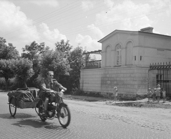 1955 - motocykl turystyczy z przyczepką.