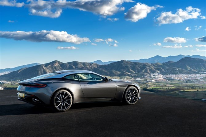 Aston Martin prezentuje samochód DB11