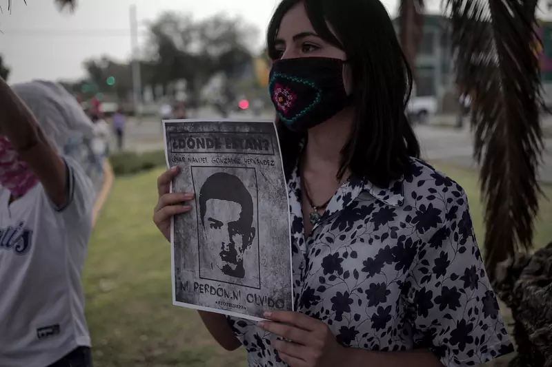 Kobieta ze zdjęciem zaginionego studenta, Guadalajara, Meksyk 