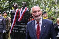 Antoni Macierewicz , popiersie