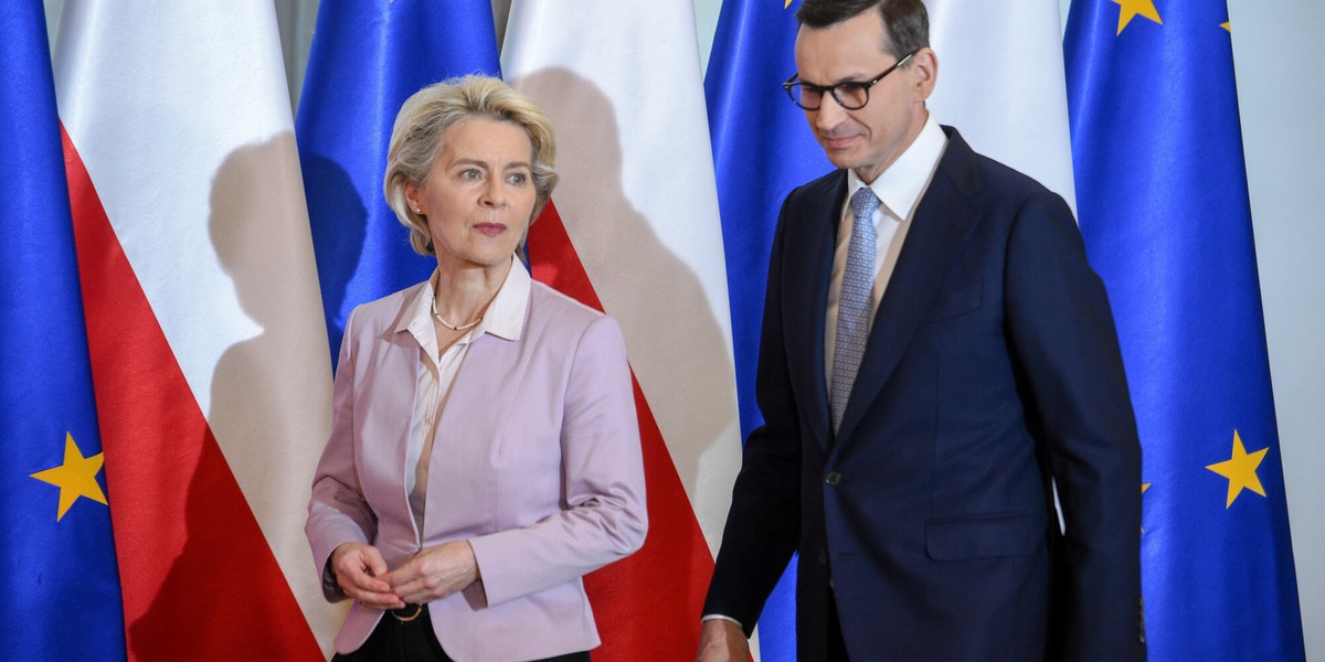 Przewodniczaca KE Ursula von der Leyen i premier Mateusz Morawiecki.  