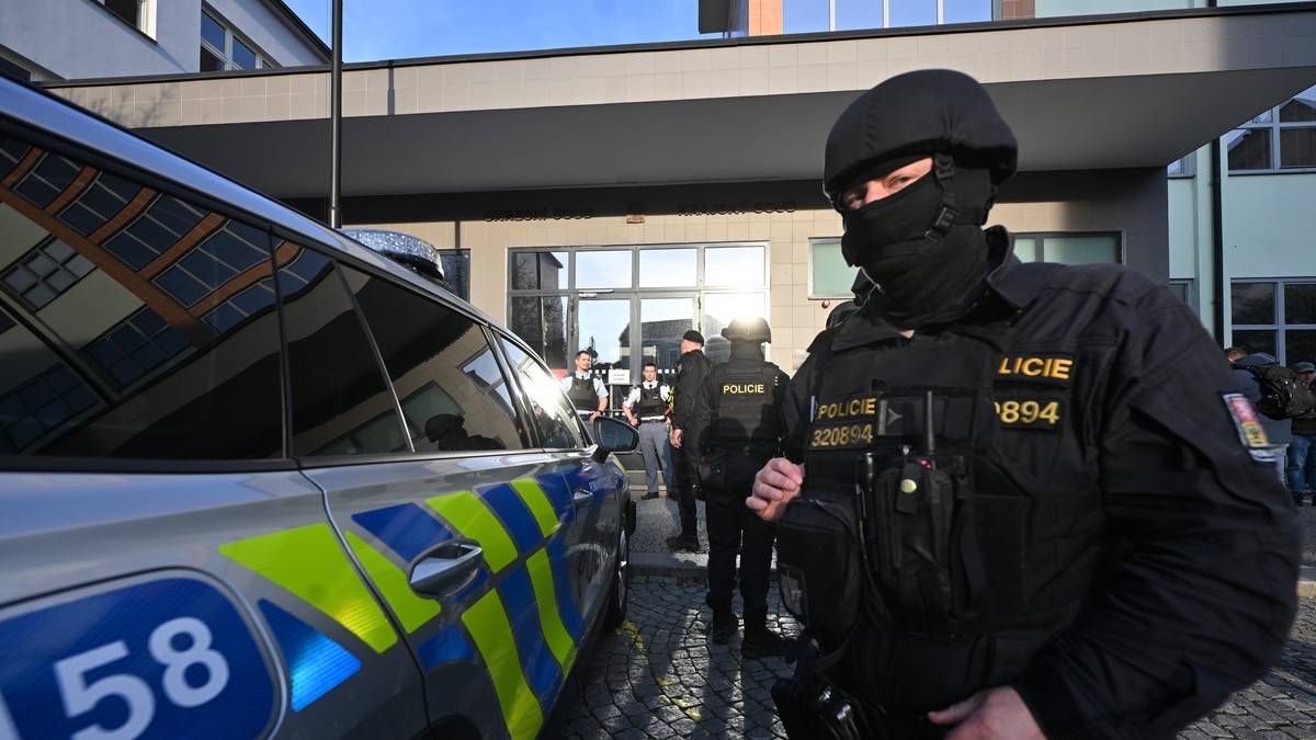 (VIDEO) HAOS U SRCU EVROPE! Bačeni Molotovljevi kokteli na Ruski dom, Moskva besna: 