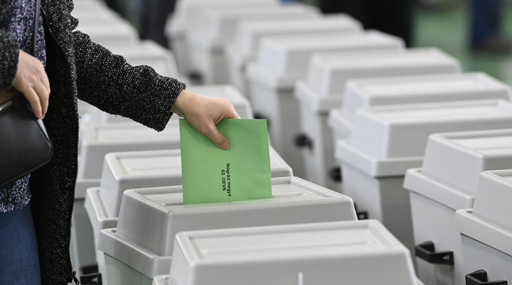 Átjelentkező szavazó leadja szavazatát a Gazdagrét-Csíkihegyek Általános Iskolában kialakított 115. számú szavazókörben az országgyűlési választáson és gyermekvédelmi népszavazáson 2022. április 3-án / Fotó: MTI/Kovács Tamás