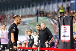 Legia powinna pokonać Raków. "Medalikom" kontrowersyjną decyzją pomógł sędzia Przybył
