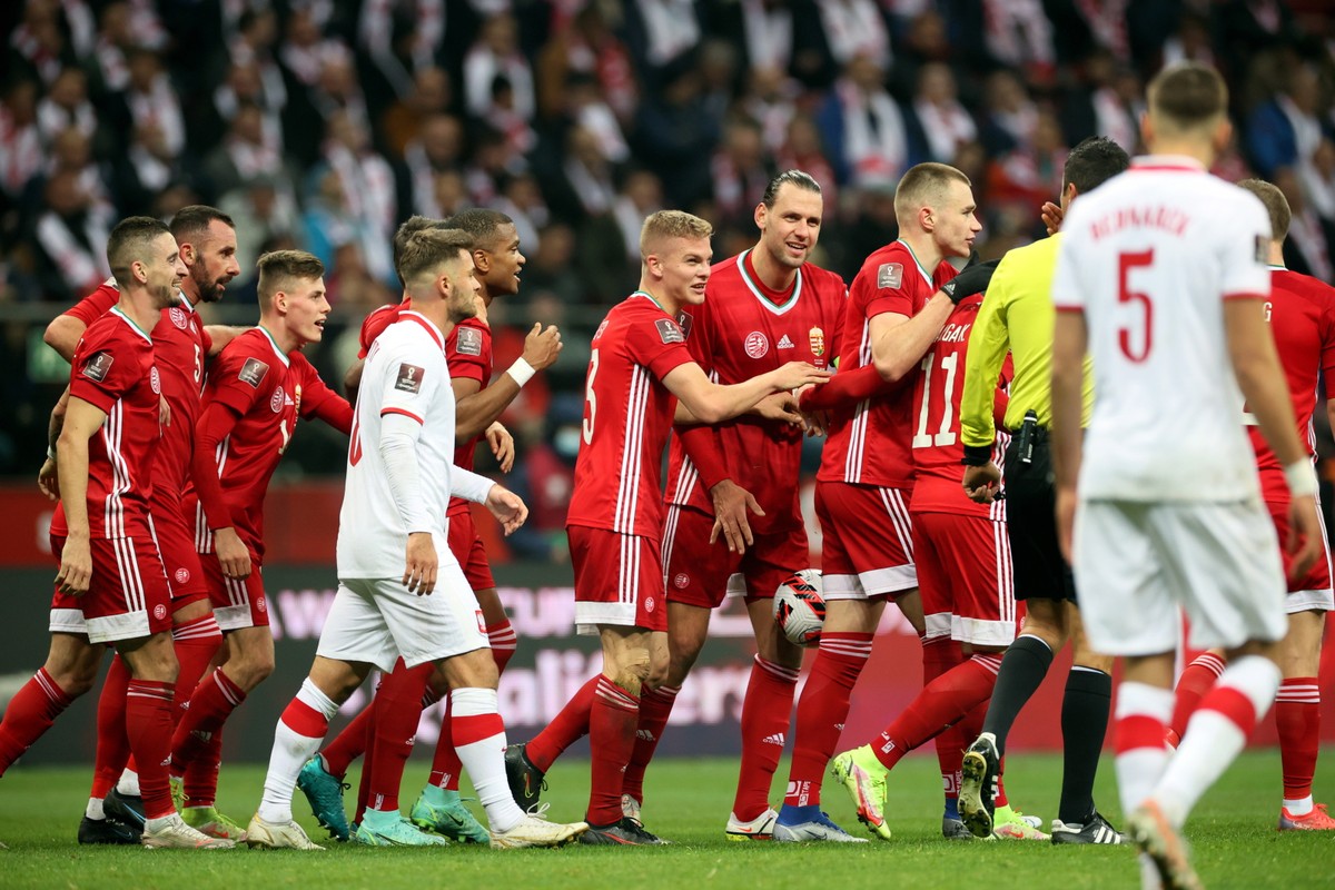 Radość piłkarzy reprezentacji Węgier po strzeleniu gola przez Andrasa Schaefera (C) w meczu eliminacyjnym grupy I mistrzostw świata z drużyną narodową Polski, na stadionie "PGE Narodowy"