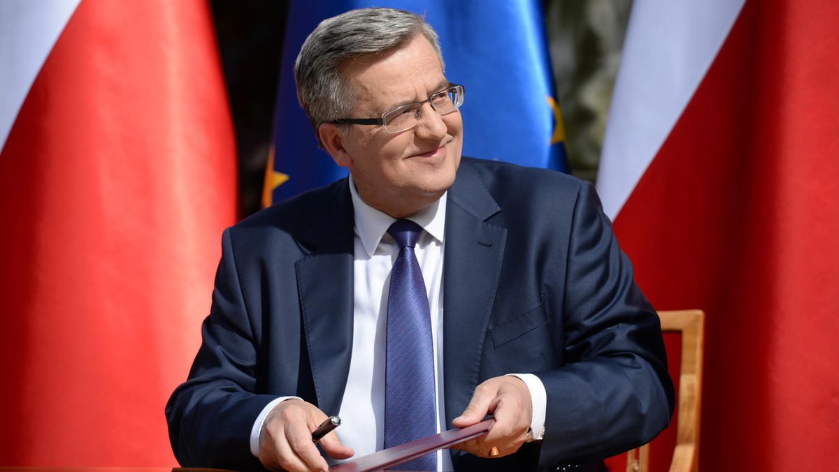 Bronisław Komorowski podpisał wniosek ws. referendum. Prezydent chce zapytać Polaków, czy chcą JOW-ów w wyborach do Sejmu, likwidacji finansowania partii z budżetu oraz zmian w systemie podatkowym wzmacniających pozycję obywatela. Referendum odbędzie się 6 września.