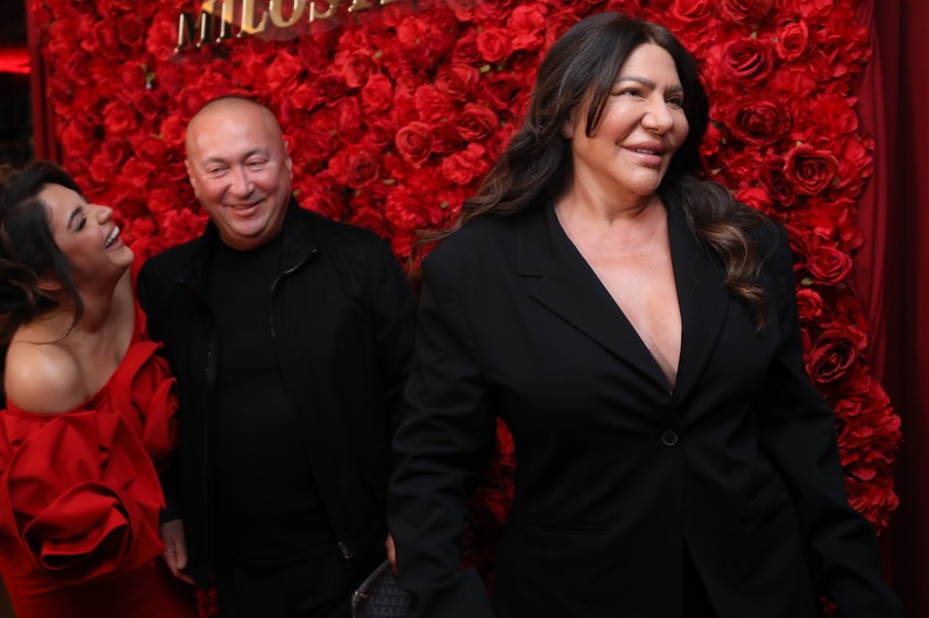 Poznati se sjatili kod Nadice Ademov: Gastoz sa misterioznom devojkom, a voditeljka sa brutalnim dekolteom