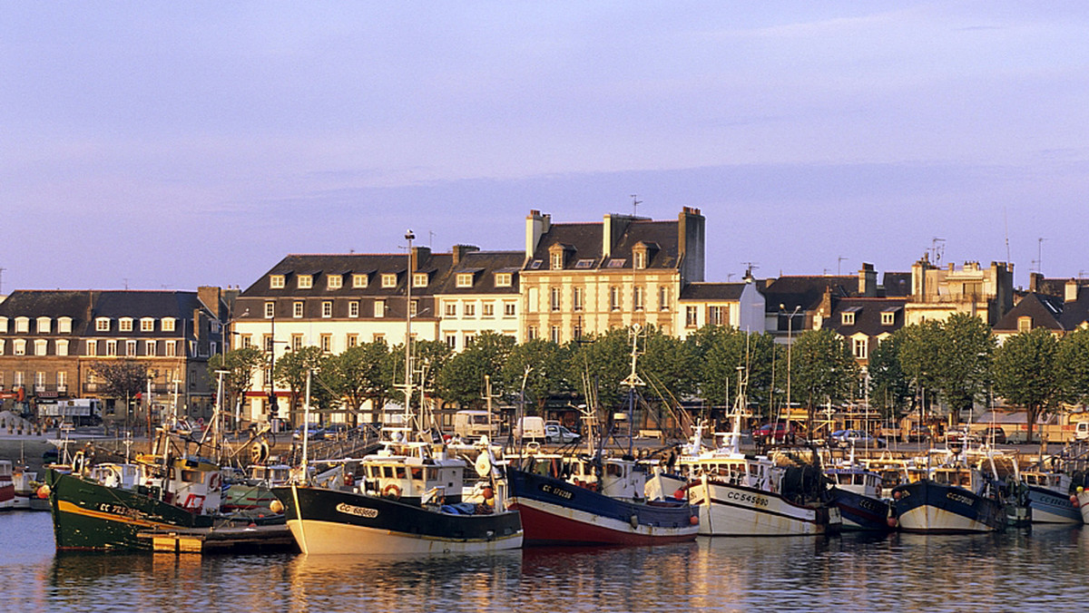 Le Guilvinec, Concarneau, Douarnenez, Paimpol, Perros-Guirrec. Bretońskie miasteczka na wybrzeżu. Małe porty, z których w nocy wypływają na połów kutry. Wracają wcześnie rano, kiedy mieszkańcy się budzą. Wtedy na portowych nabrzeżach pojawiają się skrzynki z rybami, langustami, tuńczykami, jeżowcami, krewetkami. Rozpoczyna się handel.