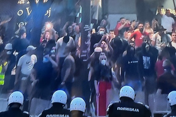 NAPADNUTA POLICIJA KOD PREDSEDNIŠTVA Učesnici protesta po povratku sa Slavije gađali pripadnike MUP bakljama, kamenicama i TOPOVSKIM UDARIMA