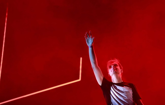 Armin Van Buuren 23 listopada 2016 zagrał swój pierwszy w życiu set w Birmie, w Rangun.