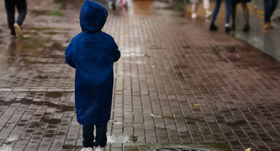 Malec sam błąkał się po ulicach Ostrowa Wlkp. Nie do wiary, skąd uciekł 4-latek