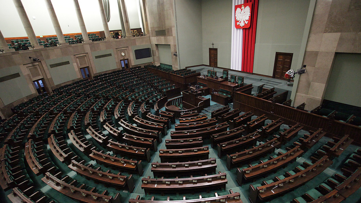 Gdyby wybory parlamentarne odbywały się w kwietniu, na PO zagłosowałoby 28 proc. badanych, na PiS - 21 proc., a na SLD - 7 proc. - wynika z najnowszego sondażu CBOS. Do parlamentu weszłyby też PSL oraz Nowa Prawica Janusza Korwin-Mikkego (oba z 5-proc. poparciem).