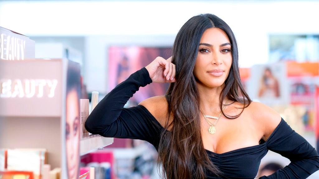 Kim Kardashian hátborzongató fotójára egyelőre senki nem talál észszerű magyarázatot - Glamour
