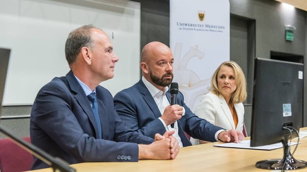 Prof. dr hab. Tomasz Zatoński, lider projektu PICTURE (z lewej) i prezydent Jacek Sutryk.