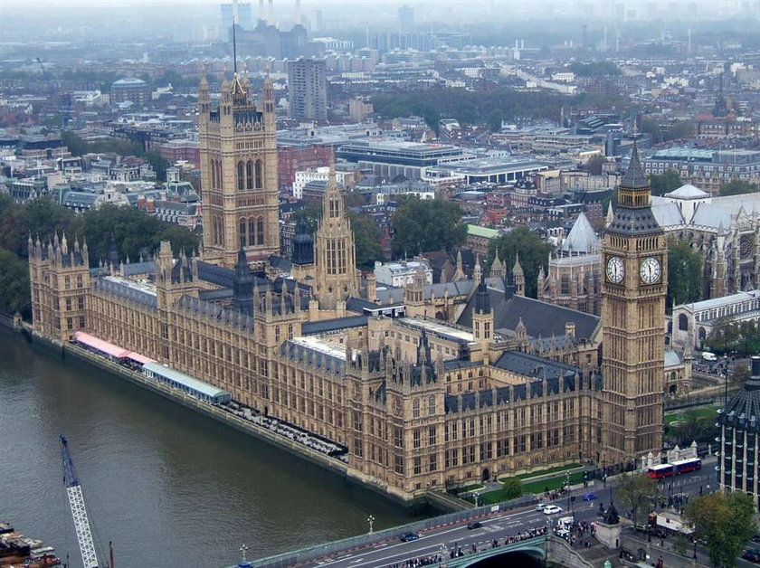 Big Ben się chwieje, a parlament tonie!