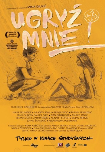 <strong>„Ugryź mnie”</strong>
<br><br>
Leni i Lazar znają się od piaskownicy. Lazar odnosi sukcesy zagranicą; Leni znakomicie wyszło dojrzewanie. Spotkanie po latach przy smutnej okazji pogrzebu ojca Lazara otworzy przed niegdysiejszymi przyjaciółmi drogę do odbudowania więzi nadszarpniętych zębem czasu. Lazar to wulkan energii, kipiący od lawy zwariowanych pomysłów. Leni, niczym księżniczka na wieży, opędza się od konkurentów, licznie ustawiających się po jej rękę. Wyruszają w podróż. Gdzie szczęście może okazać się niczym żar z przygasającego nad jeziorem ogniska. Może też być ukryte niczym kleszcz w intymności Leni. Lazarowi na pewno nie braknie energii do jego poszukiwań. Czy jednak to wystarczy, by rycerz uszczęśliwił księżniczkę? (opis dystrybutora)