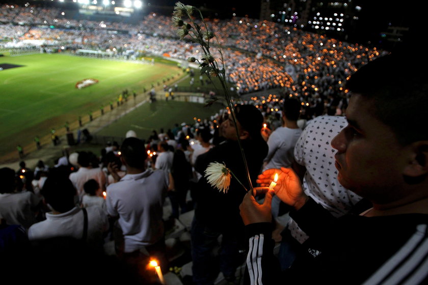 Trumny z ciałami zawodników i czuwanie na stadionie w Medellin