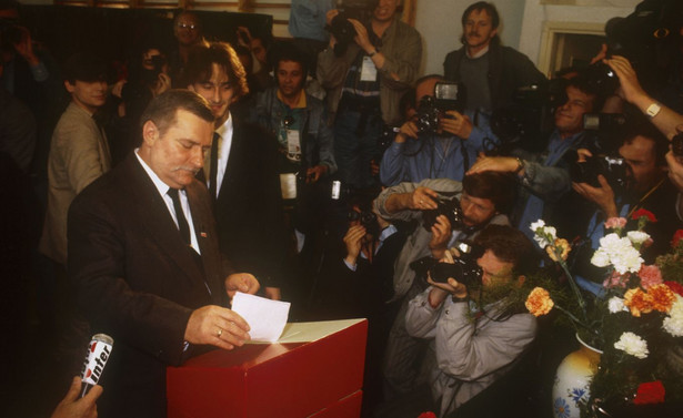 Gdańsk 04.06.1989. Wybory parlamentarne (tzw. Wybory czerwcowe, Wybory do Sejmu Kontraktowego). Nz. głosuje przewodniczący Krajowej Komisji Wykonawczej NSZZ Solidarność Lech Wałęsa z synem Bogdanem.