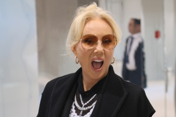 "NADOBUDNA JE, GLEDA ME SA VISINE" Pevačica oštro o Breni u emisiji uživo, potkačila i Snežanu Đurišić: "Ne prija mi njena ukočenost"