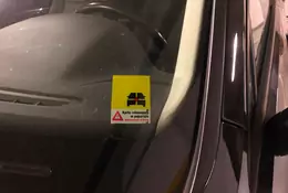 Żółta naklejka na szybie samochodu. Czy wiesz, co oznacza?