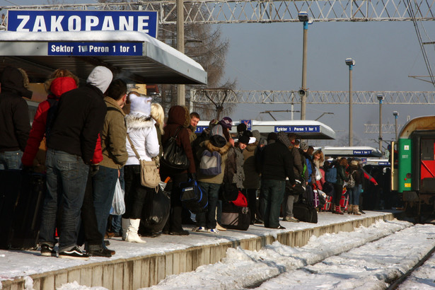 Przepychanki, blokada torów i interwencja policji na dworcu w Zakopanem. 300 pasażerów nie dostało się do pociągu
